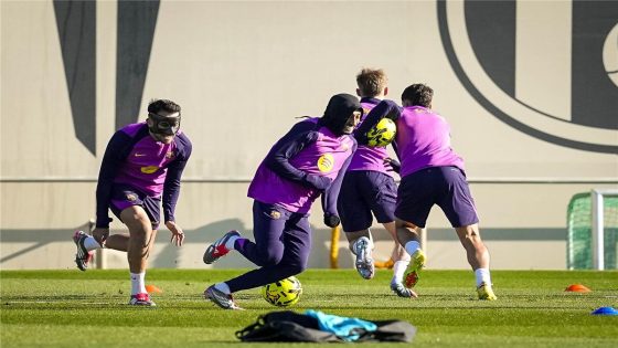 في الكورة : هانز فليك يستقبل أنباء سارة في تدريبات برشلونة قبل مباراة ريال بيتيس