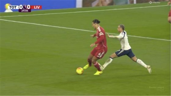 في الكورة : “فان دايك قائدي”.. أول تعليق من سيمونز بعد طرده أمام ليفربول في الدوري الإنجليزي