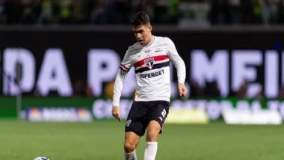 في الكورة : أوسكار يلمح لاعتزال كرة القدم بعد مسيرة حافلة مع البرازيل