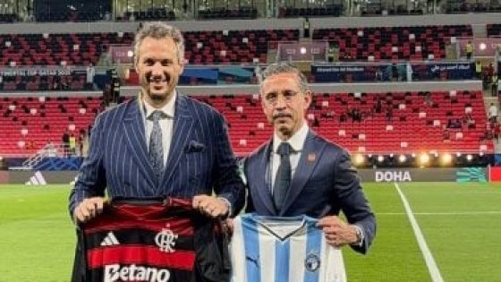 في الكورة : ممدوح عيد يتبادل الهدايا مع مسئولي فلامنجو قبل مواجهة نصف نهائي كأس القارات