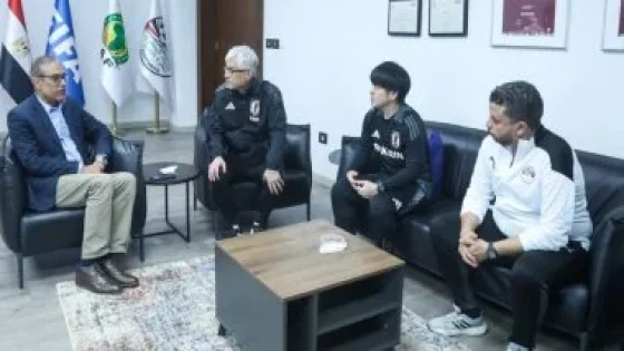 في الكورة : مصطفى عزام يستقبل رئيس بعثة منتخب اليابان ويتبادلان الدروع