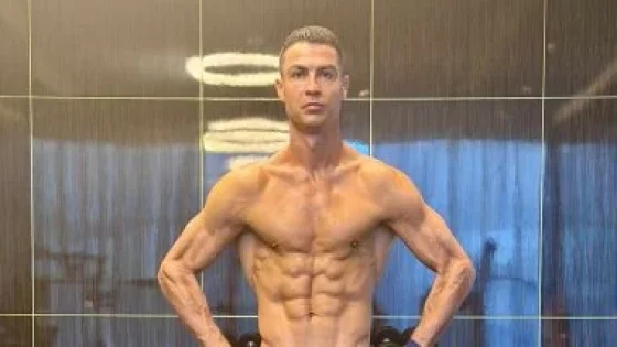 في الكورة : العمر مجرد رقم.. كريستيانو رونالدو يستعرض عضلاته عبر إكس