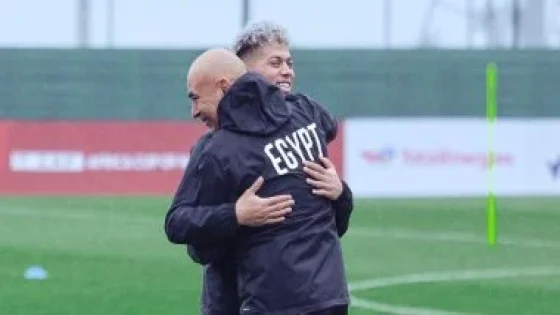 في الكورة : بالأحضان والضحك.. حسام حسن ينهى الجدل حول إمام عاشور في مران الفراعنة