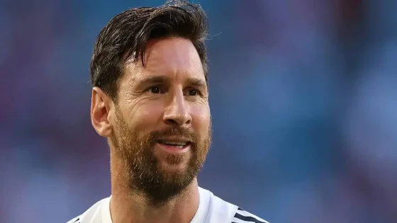 في الكورة : صورة: تمثال لميسي يحمل كأس العالم في الهند