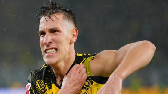 في الكورة : ظهير دورتموند ينتظر عروض الريال وبرشلونة والبايرن