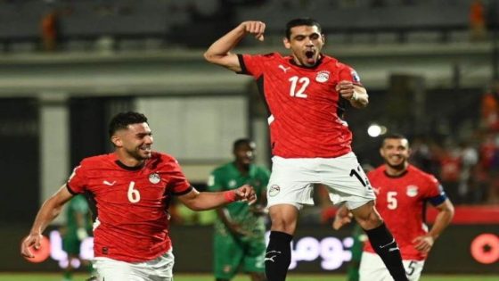 في الكورة : سيارة الإسعاف تنقل محمد حمدي بعد إصابته بلقاء الفراعنة ضد بنين “فيديو”