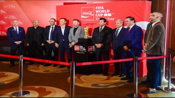 في الكورة : وزير الشباب والرياضة ونجوم الكرة يلتقطون صور تذكارية مع كأس العالم (فيديو)