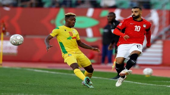 في الكورة : محمد صلاح يلتقط صورة مع حاملي الكرات واحتفال خاص مع حسام حسن “فيديو”